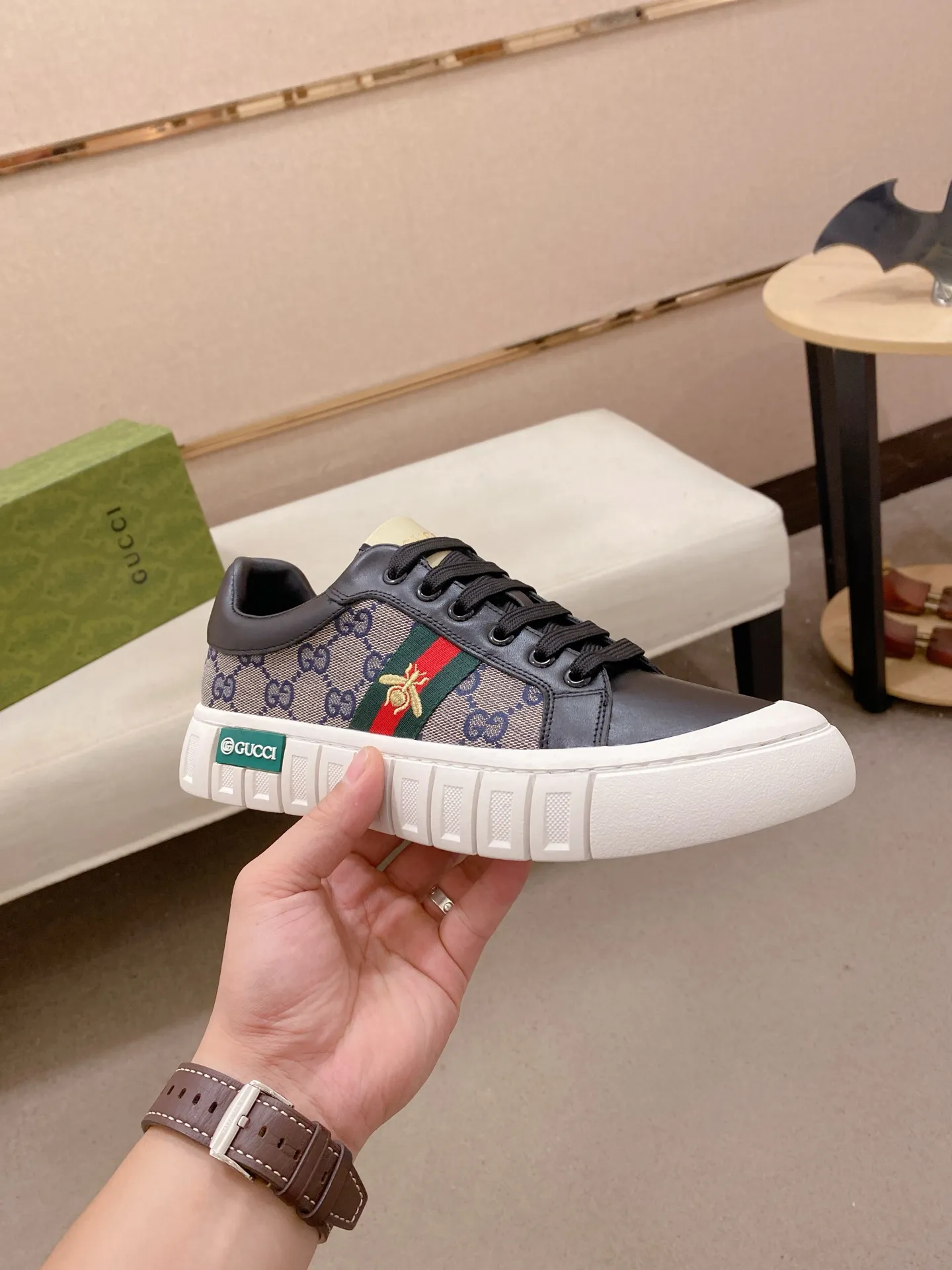 Factory price: 400💰 (GUCCI) The latest model from the official website 🎁🎁Casual and fashionable men's shoes👟, hot style💥The version is simple and elegant, exclusive for trendy men. Unique latest brand elements from the official website👑Original decoration, fashionable and generous, the fabric is original cowhide ✅Sheepskin lining, the official website specifies wear-resistant casual outsole, the classic model is taken in kind at the counter🎬38-44 (45 is not returned or exchanged when customized)